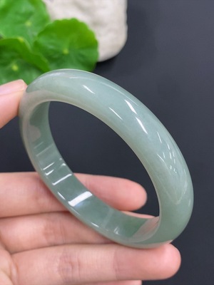 F42976171 翡翠正圈手镯 货品总重量约52克 圈口57