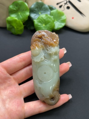 H41917321 和田玉龙形手把件 总重约148.3g