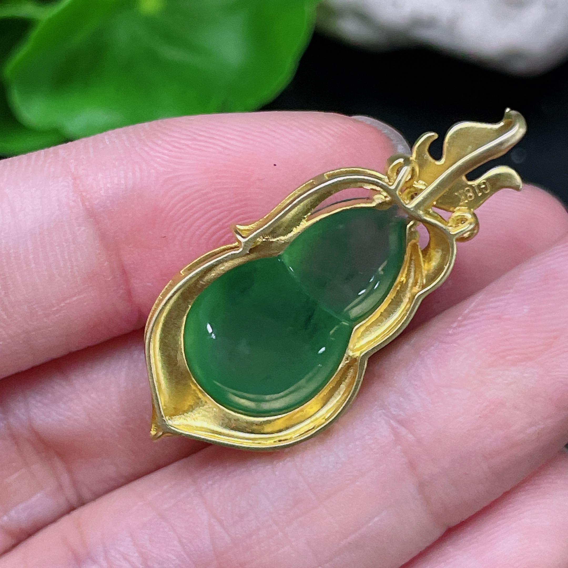F33944097 Jadeite Gourd Pendant Set in 18K Gold, Total Weight Approx. 4.7g (with Diamond Accents)