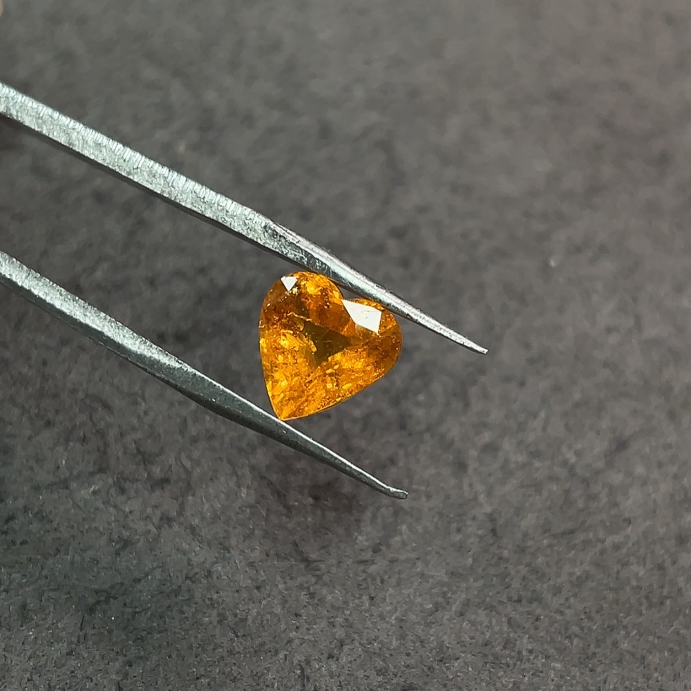 C34038714 Garnet loose stone, total weight approximately 1.885 carats