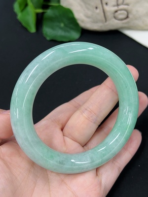 F46545678 翡翠圆条手镯 货品总重约87.75g 56.6圈口