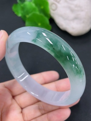 F43139027 翡翠正圈手镯 圈口56.8mm 货品总约重61.17g