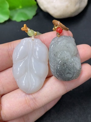H46576164 和田玉挂件    八方来财+叶子     货品总重约（含绳）25.7g