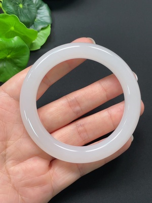 H46527857 和田玉圆条手镯 圈口55.6mm 总重约49.35g