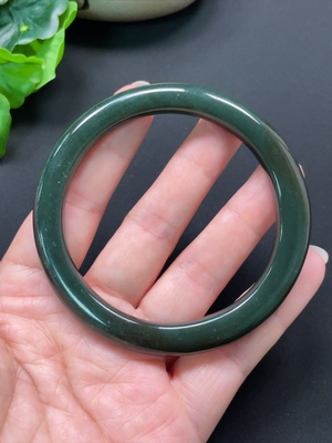 H46528115 和田玉正圈手镯 圈口61.6mm 总重约38.29g