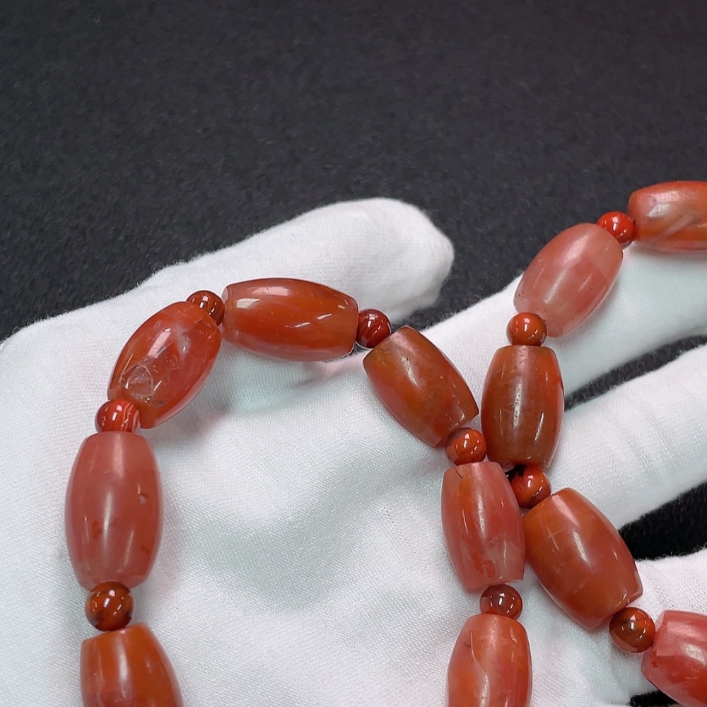 C35091873 Red Agate Bracelet with Visible Organic Matter, Total Weight Approximately 82.94g, Sell as a Lot