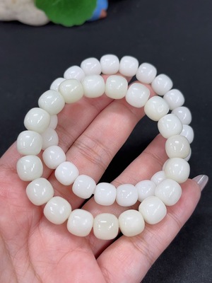H46521963 和田玉手串 卡9.9mm左右 含其他矿物成分 货品总重约60g