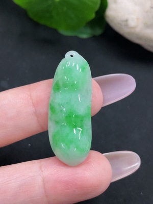 F35128093 Jadeite Lucky Bean Pendant Total Weight Approximately 4.19g