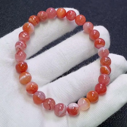 C31618112 South Red Bracelet with Visible Organic Matter, Total Weight Approx. 16.56g, Bead Size About 7.4mm