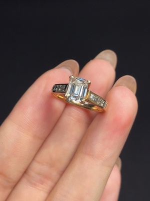 M46541372 钻石镶嵌戒指  18k金  13圈口  货品总重约3.02克  印记  d0.45ct