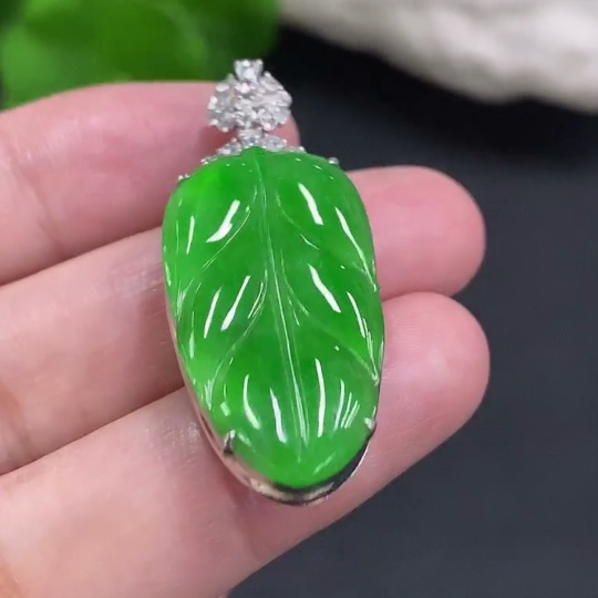 F30568984 Jadeite leaf inlaid pendant 18K gold total weight about 5.9g (with diamond accents)