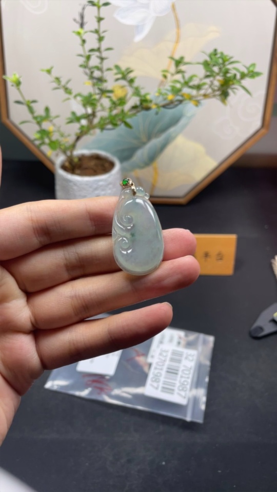 F32701987 Jadeite Ruyi Pendant with 18K Gold Bail Total Weight Approx. 6.7g (Diamond Accent)(Cracked)