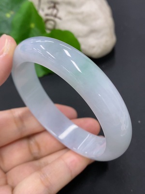 F46593855 翡翠正圈手镯 货品总重量约60.2克 圈口58