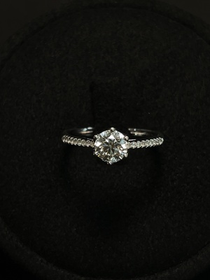 M44313886 18K金钻石戒指 货品总重约2.39克 圈口15 印记D0.706ct d0.113ct