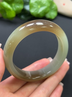 H42980568 和田玉正圈手镯 圈口55.9mm 总重约62.5g