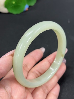 H46521293 和田玉正圈手镯 圈口62.2 货品总重约43.6g