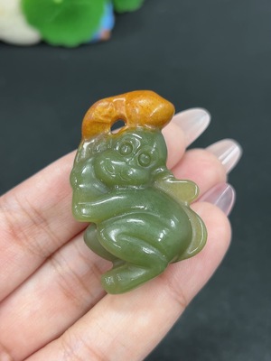 H46520767 和田玉挂件 灵猴献瑞 货品总重约21g 皮色成因未定 含其他矿物成分