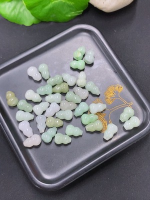 F46594034 翡翠葫芦挂件一手走 货品总重量约17.8克（含小袋子）