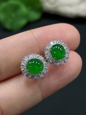 F26031151 Jadeite Cabochon Earrings Set in 18K Gold, Total Weight Approx. 2.6g
