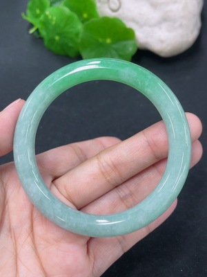 F46551146 翡翠圆条手镯 圈口53mm 货品总约重35.3g