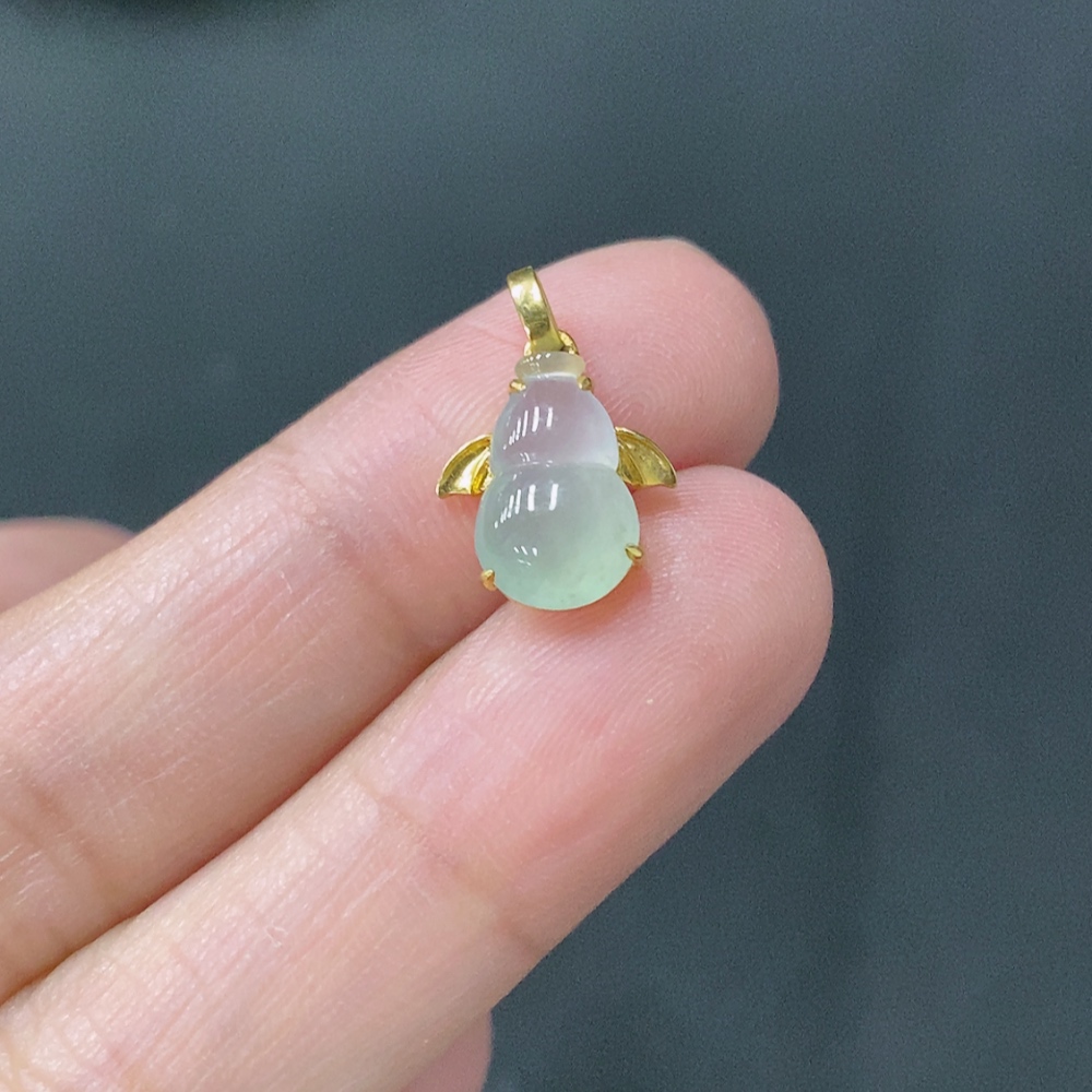 F24700922 Jadeite inlaid calabash pendant 18k gold inlaid total weight approx. 0.91g