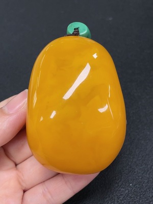 C43160770 琥珀蜜蜡挂件  货品含绳重约67.68克  配绿松石(含其他矿物成分)