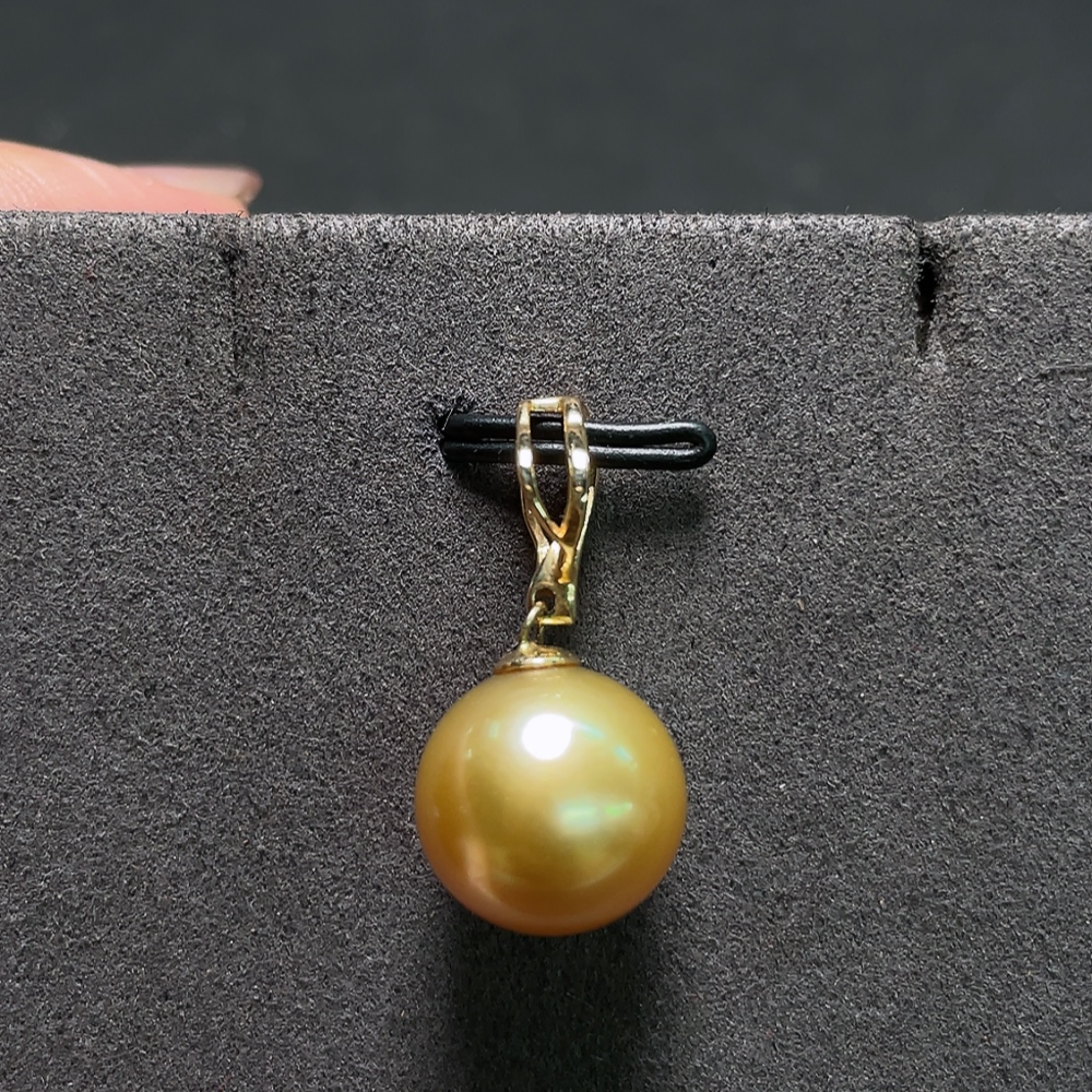 C34987906 Seawater Pearl Earrings Non-Diamond Color Origin Undetermined Containing 58% Gold Total Weight Approximately 3.32g