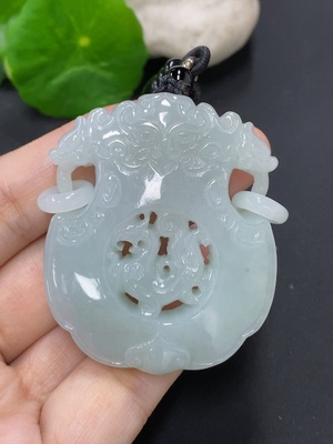 F42972510 翡翠挂件 货品含绳总重约62.9克