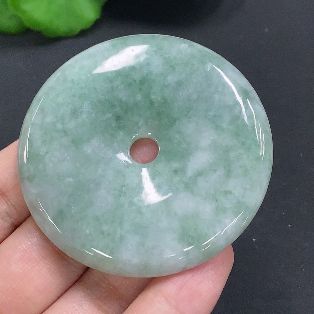 F24832909 JadeitePeace Knot, total weight approx. 43.9g