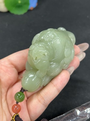 H41946543 和田玉手把件 瑞兽 货品总重约[含绳]183.1g
