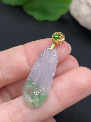 F27153368 Jadeite Feather Pendant with 18K Gold Clasp, Total Weight Approx. 2.2g