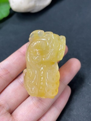 H41945209 黄龙玉挂件  瑞兽  货品总重约49.6g