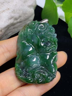 F46564567 翡翠荷叶鱼挂件 非金 货品总重约22.14克