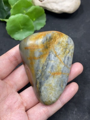 H37389519 和田玉 皮色成因未定  含其他矿物成分 货品总重约144.9g