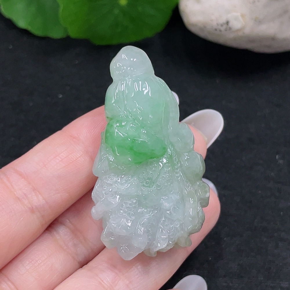 F33900215 Jadeite cabbage pendant with a total weight of approximately 27.5 grams