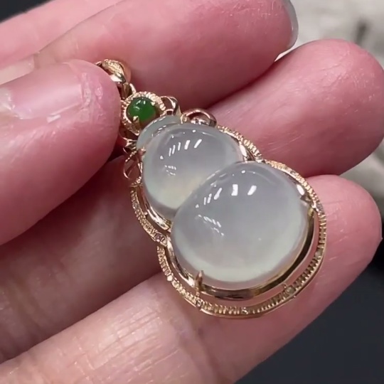 F30518918 Jadeite Gourd Inlaid Pendant with 18K Gold, Total Weight Approximately 3.05g