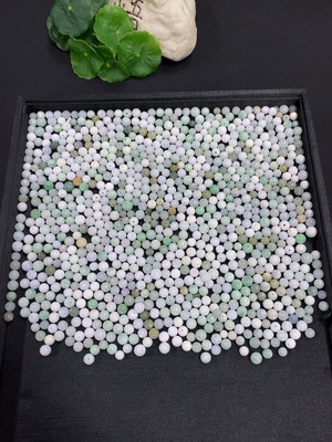 F46555732 翡翠单珠一手走（仅圆珠） 货品总重量约545.8克（含袋子）颜色成因未定 含其他矿物质