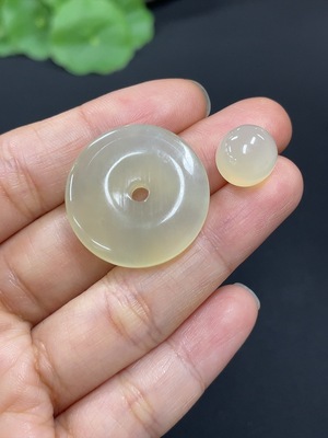H42073837 岫玉（蛇纹石玉）挂件+蛋面  货品总重约7g