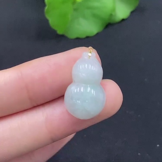 F28202004 Jadeite Gourd Pendant with 18K Gold Clasp, Total Weight Approx. 2.58g