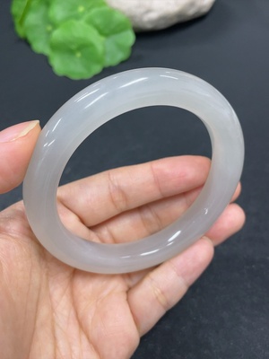 H42954472 和田玉正圈手镯    圈口57.8    货品总重约56.9g