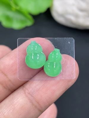 F42952403 翡翠葫芦镶嵌件 货品总重约1.14g（含垫片）