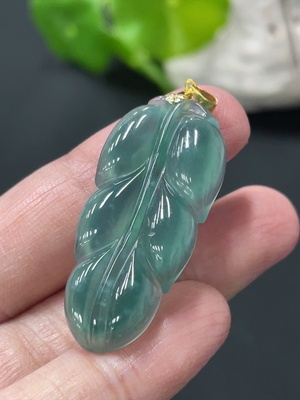 F34999359 Jadeite Leaf Pendant with 18K Gold Clasp, Total Weight Approx. 4.7g