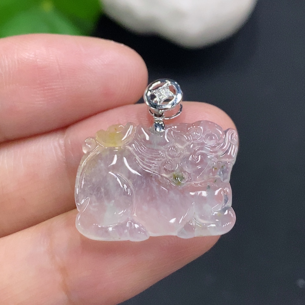 F30451005 jade pendant with 18K gold clasp, total weight approx. 3.2g (set with diamonds)