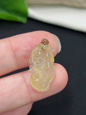 F46493957 翡翠如意挂件 18k 颜色成因未定 货品总重约2.2g