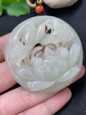 H46574543 和田玉挂件   莲花   货品总重约（含绳）50.3g   配珠非和田玉
