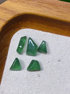 F45335431 翡翠戒面 一手走 总重约0.80g