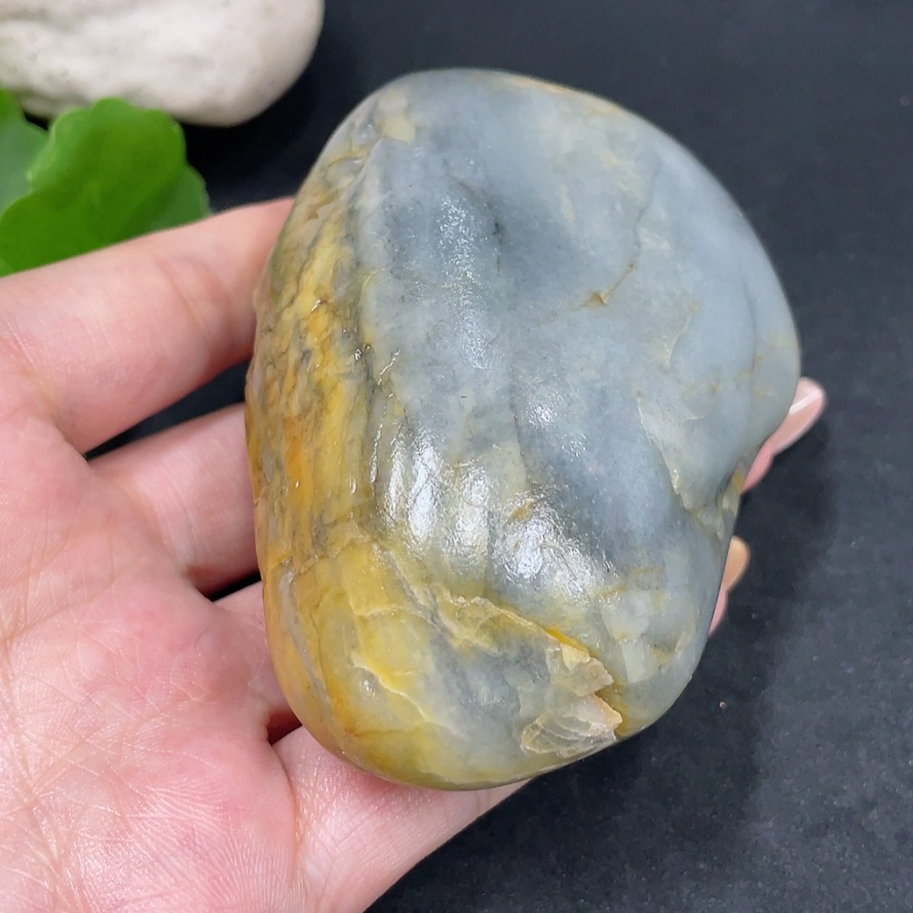 H32706212 Hetian Jade with undetermined skin color origin, containing other mineral components, total weight approximately 291.5g