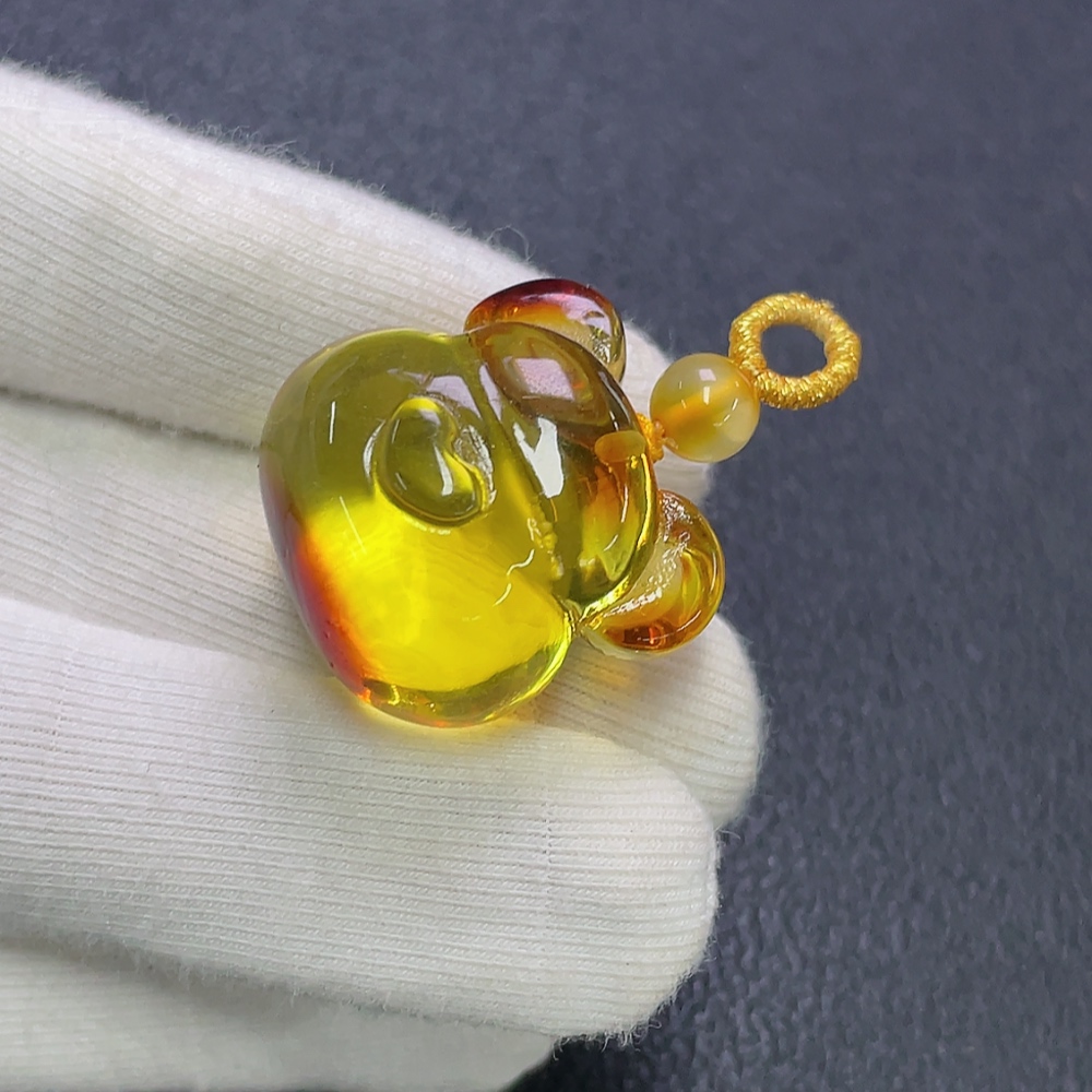 C30474515 Amber beeswax pendant coated, total weight approx. 6.38g