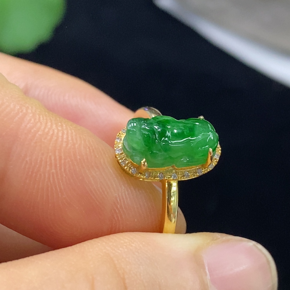 F31599715 Jadeite inlaid with 18k gold, total weight approximately 1.64g, size 13, set with diamonds