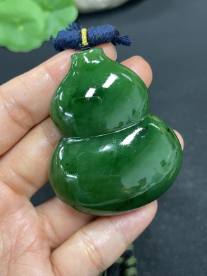 H42954499 和田玉碧玉挂件    葫芦   货品总重约（含绳）53.3g